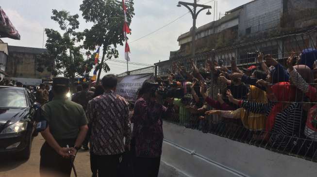 Jokowi Bagikan Buku dan Kaos di Sukabumi