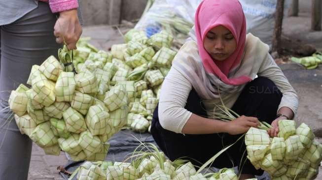 Permintaan ketupat mulai mengalami peningkatan. 