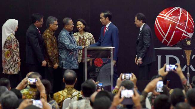 Presiden Joko Widodo menghadiri Pencatatan Perdana Kontrak Investasi Kolektif Efek Beragun Aset (KIK EBA) Mandiri PT Jasa Marga, Tbk. Surat Berharga Hak Atas Pendapatan Tol Jagorawi, di Bursa Efek Indonesia, Jakarta, Kamis (31/8).