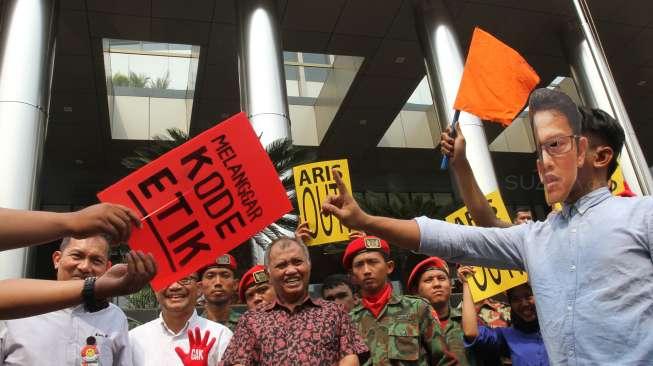 Sejumlah massa melakukan aksi teatrikal di depan gedung KPK di Jakarta, Kamis (31/8).