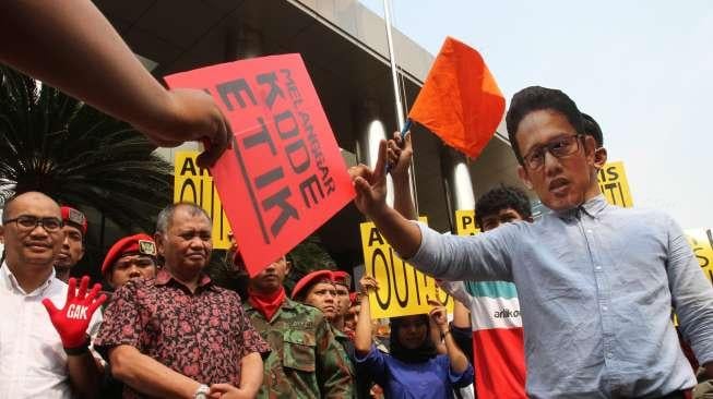 Sejumlah massa melakukan aksi teatrikal di depan gedung KPK di Jakarta, Kamis (31/8).