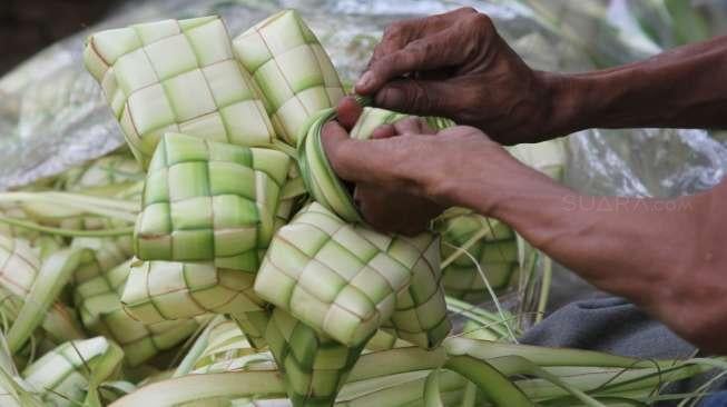 Penjual ketupat di kawasan Pasar Palmerah, Jakarta, Kamis (31/8).