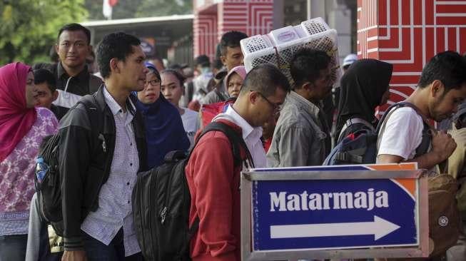 Antrean calon pemudik yang hendak berangkat mudik untuk merayakan Idul Adha 1438 H ke kampung halaman di Stasiun Pasar Senen Jakarta, Rabu (30/8).