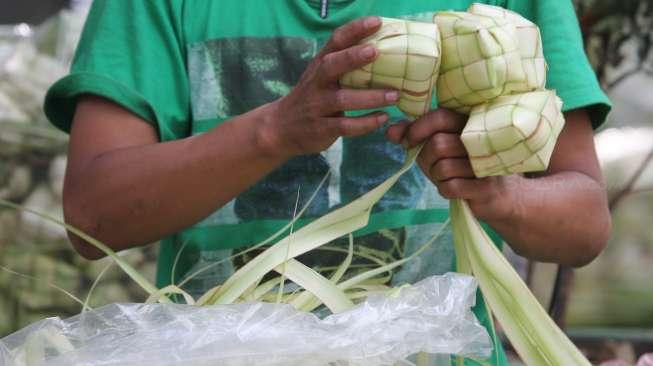 Penjual ketupat di kawasan Pasar Palmerah, Jakarta, Kamis (31/8).