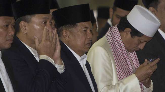 Wakil Presiden Jusuf Kalla melaksanaan salat Idul Adha 1438 H yang juga dihadiri Imam Besar Masjid Istiqlal Nasaruddin Umar di Masjid Istiqlal, Jakarta, Jumat (1/9).