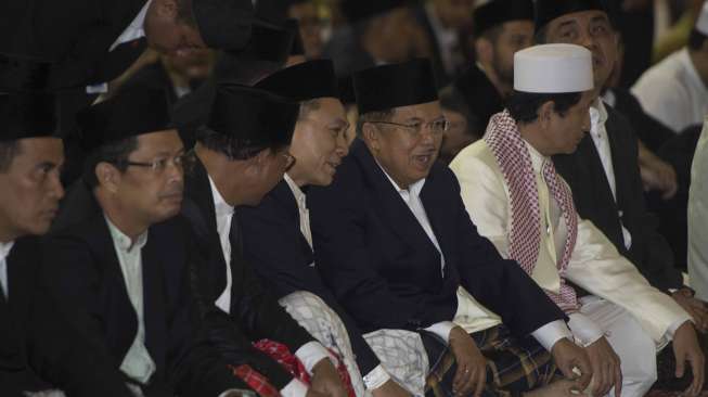 Wakil Presiden Jusuf Kalla melaksanaan salat Idul Adha 1438 H yang juga dihadiri Imam Besar Masjid Istiqlal Nasaruddin Umar di Masjid Istiqlal, Jakarta, Jumat (1/9).