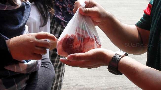 MUI Minta Umat Islam Kurangi Plastik Bungkus Daging Kurban: Ganggu Kesehatan
