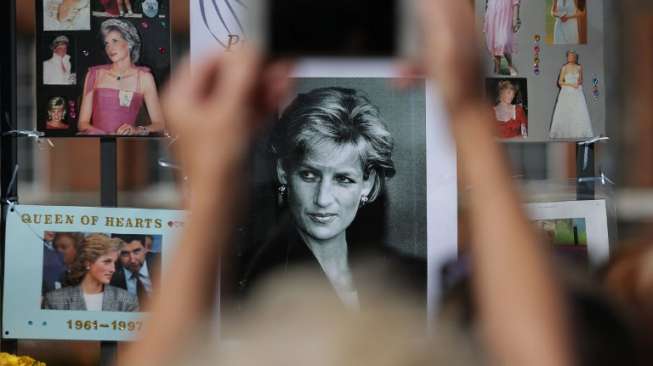 Peringati 20 Tahun Kematian Diana, Fans Datangi Istana Kensington