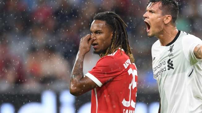 Gelandang Bayern Munich Renato Sanches (kiri) menutup hidung saat pemain Liverpool Dejan Lovren berteriak [AFP]