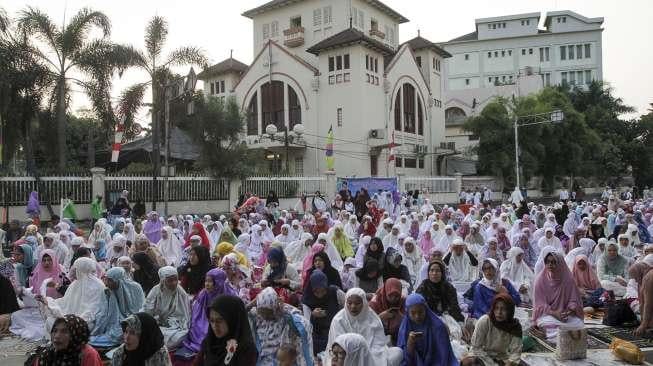 Ribuan umat Islam melaksanakan Salat Idul Adha 1438 H di kawasan Jatinegara, Jakarta, Jumat (1/9).