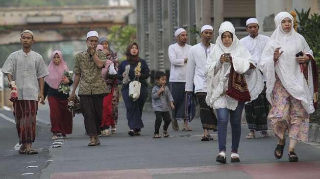 Ribuan umat Islam melaksanakan Salat Idul Adha 1438 H di kawasan Jatinegara, Jakarta, Jumat (1/9).