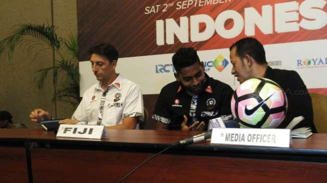 Kapten Timnas Fiji Roy Krishna (tengah), saat konferensi pers, Jumat (19/9/2017). [Suara.com/Adie Prasetya Nugraha]