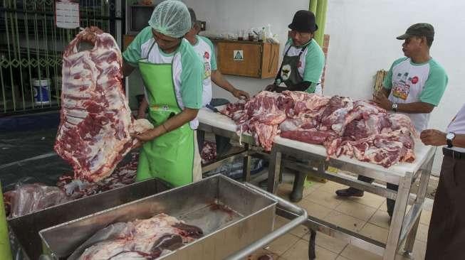 Penyerahan paket daging kurban di Rumah Penampungan dan Pemotongan Hewan Kurban Masjid Jami Baiturrahman Al Haq, Pesanggrahan, Jakarta, Sabtu (2/9).