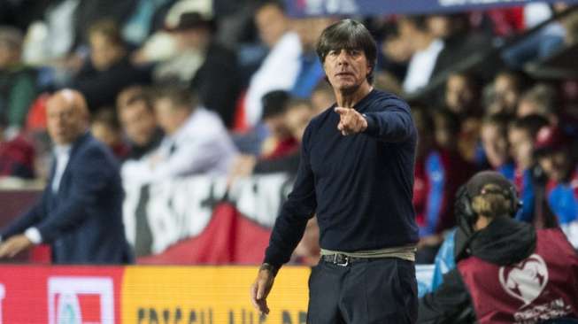 Pelatih tim Jerman Joachim Low memberikan instruksi kepada skuatnya saat menghadapi Republik Ceko. ROBERT MICHAEL / AFP