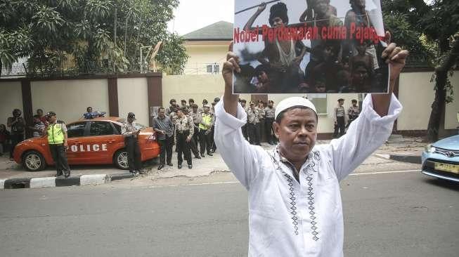 Aksi damai di depan Kedutaan Besar Myanmar, Jakarta, Sabtu (9/2).