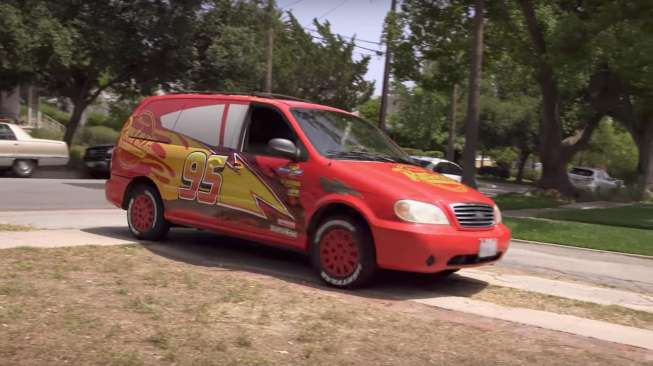 MPV Kia Dimodifikasi Mirip Lightning McQueen di Film "Cars"