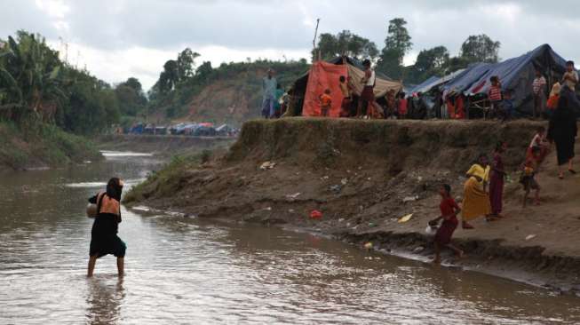 Sekelompok warga Rohingya yang melarikan dari dari aksi kekejaman militer Myanmar, mendiami bataran sungai di wilayah Nykkhongchhari, Bangladesh [AFP]