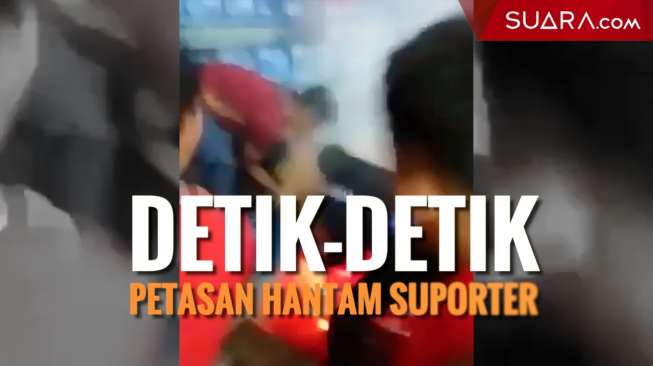 Detik-detik Suporter Timnas Tumbang Dihantam Petasan