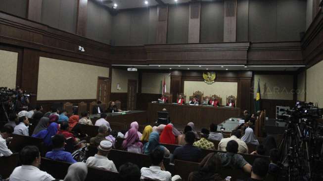 Terdakwa kasus dugaan suap judicial review di Mahkamah Konstitutsi (MK) Patrialis Akbar menjalani sidang dengan agenda mendengarkan vonis Hakim di Pengadilan Tipikor, Jakarta Pusat, Senin (4/9). 