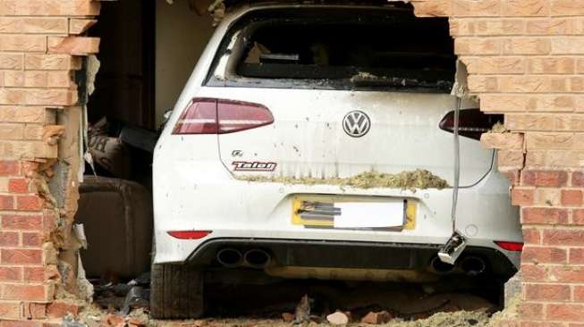 VW Golf R Nyungsep dan Nyangkut di Sebuah Rumah