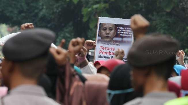 Sahabat Muslim Rohingya melakukan aksi di Kedubes Myanmar, Jakarta, Senin (4/9).