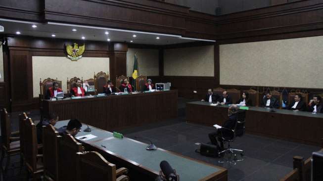 Terdakwa kasus dugaan suap judicial review di Mahkamah Konstitutsi (MK) Patrialis Akbar menjalani sidang dengan agenda mendengarkan vonis Hakim di Pengadilan Tipikor, Jakarta Pusat, Senin (4/9). 