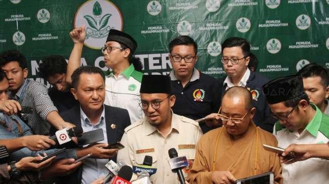 Forum Pemuda Lintas Agama memaparkan pernyataan sikap terhadap praktik diskriminasi dan genosida kepada etnis Rohingya di Myanmar, di Gedung PP Muhammadiyah, Jakarta, Selasa (5/9/2017). [Suara.com/Oke Atmaja]