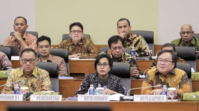 Menkeu Sri Mulyani, Gubernur BI Agus Martowardojo, Menteri PPN/Kepala Bappenas Bambang Brodjonegoro, Wamenkeu Mardiasmo, menghadiri rapat kerja dengan Banggar DPR di Kompleks Parlemen, Senayan, Jakarta, Selasa (5/9/2017). [Suara.com/Kurniawan Mas'ud]