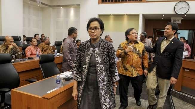 Menkeu Sri Mulyani dan Menteri PPN/Kepala Bappenas Bambang Brodjonegoro saat memasuki ruangan rapat kerja dengan Banggar DPR di Kompleks Parlemen, Senayan, Jakarta, Selasa (5/9/2017). [Suara.com/Kurniawan Mas'ud]