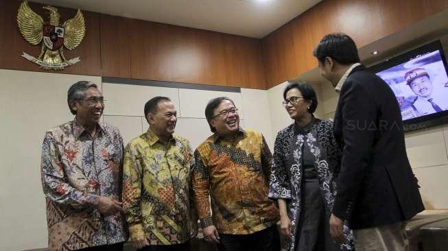 Menkeu Sri Mulyani, Gubernur BI Agus Martowardojo, Menteri PPN/Kepala Bappenas Bambang Brodjonegoro, Wamenkeu Mardiasmo, berbincang jelang rapat kerja dengan Banggar DPR di Kompleks Parlemen, Senayan, Jakarta, Selasa (5/9/2017). [Suara.com/Kurniawan Mas'ud]