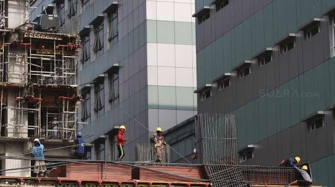 Sejumlah pekerja konstruksi tampak sedang bekerja di proyek pembangunan gedung di kawasan Cideng, Jakarta, Selasa (5/9/2017). [Suara.com/Kurniawan Mas'ud]