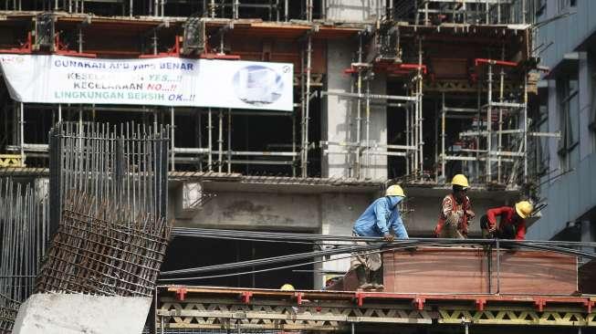 Sejumlah pekerja konstruksi tampak berada di proyek pembangunan gedung di kawasan Cideng, Jakarta, Selasa (5/9/2017). [Suara.com/Kurniawan Mas'ud]