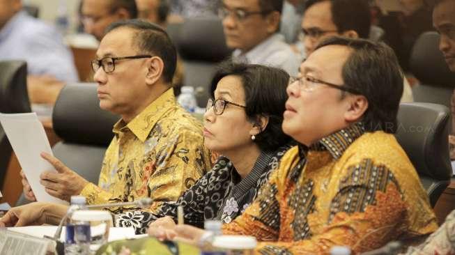 Menkeu Sri Mulyani, Gubernur BI Agus Martowardojo, Menteri PPN/Kepala Bappenas Bambang Brodjonegoro, Wamenkeu Mardiasmo, saat mengikuti rapat kerja dengan Banggar DPR di Kompleks Parlemen, Senayan, Jakarta, Selasa (5/9/2017). [Suara.com/Kurniawan Mas'ud]