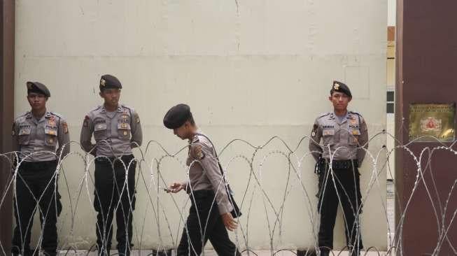 Petugas kepolisian yang terlihat berjaga di depan gedung kantor Kedutaan Besar (Kedubes) Myanmar, di Jakarta, Selasa (5/9/2017). [Suara.com/Oke Atmaja]