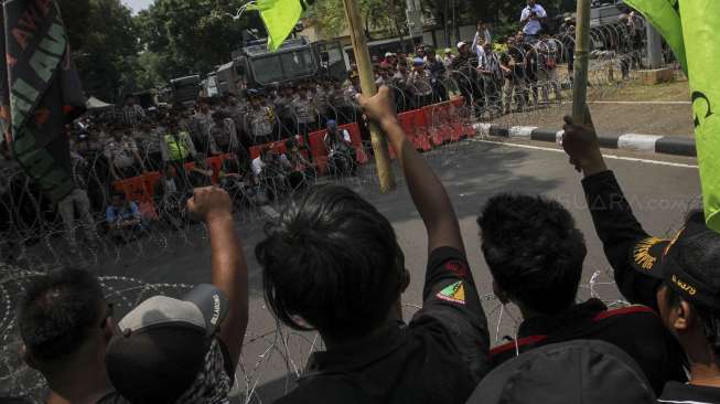 Ribuan massa dari berbagai organisasi kemasyarakatan menggelar aksi unjuk rasa di depan Kedutaan Besar Myanmar di Jakarta, Rabu (6/9). 