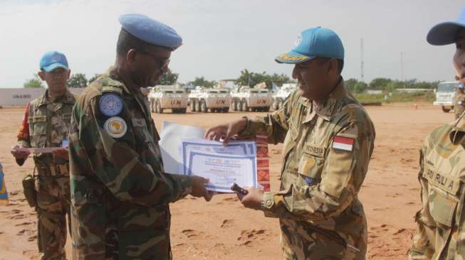 Sebanyak 18 prajurit TNI yang tergabung dalam Satuan Tugas Batalyon Komposit TNI Konga XXXV-C/Unamid (United Nations Mission In Darfur) atau Indobatt-03 mendapat penghargaan dari Sector West Commander Brigjen Asrat Denero Amad yang disaksikan oleh Dansatgas Letkol Inf Syamsul Alam, S.E.  di Lapangan Apel Indobatt-03, El Geneina, Sudan, Afrika, Selasa (5/9).