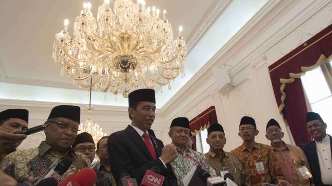 Presiden Joko Widodo bersama Menko Pembangunan Manusia dan Kebudayaan Puan Maharani, Ketua Umum PBNU Said Aqil Siradj, Ketua PP Muhammadiyah Anwar Abbas dan para pimpinan ormas Islam lainnya memberi keterangan pers usai pertemuan di Istana Merdeka, Jakarta, Rabu (6/9).