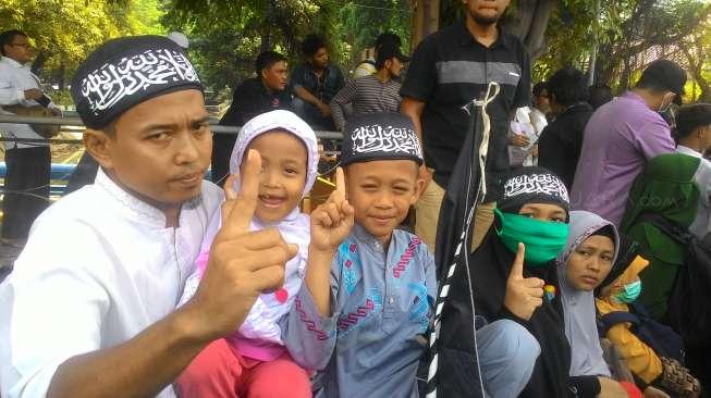 Demo Rohingya Bawa Tiga Anak, Menurut Bapaknya Itu Pelajaran