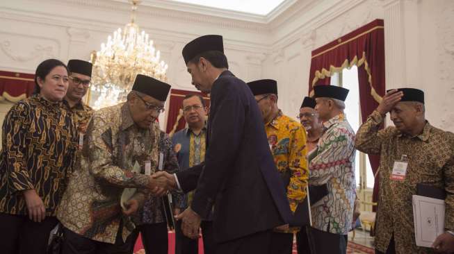 Presiden Joko Widodo bersama Menko Pembangunan Manusia dan Kebudayaan Puan Maharani, Ketua Umum PBNU Said Aqil Siradj, Ketua PP Muhammadiyah Anwar Abbas dan para pimpinan ormas Islam lainnya memberi keterangan pers usai pertemuan di Istana Merdeka, Jakarta, Rabu (6/9).