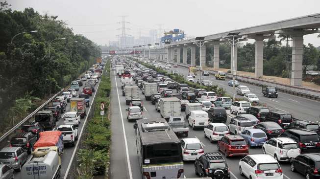 Antrean kemacetan kendaraan yang melintas di ruas jalan tol dalam kota, Jagorawi-Jakarta, Rabu (6/9). 