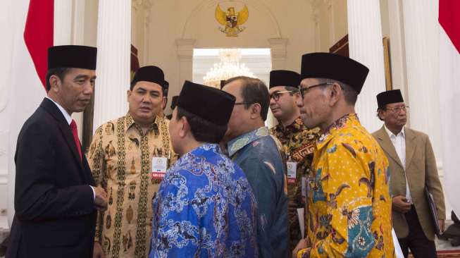 Presiden Joko Widodo bersama Menko Pembangunan Manusia dan Kebudayaan Puan Maharani, Ketua Umum PBNU Said Aqil Siradj, Ketua PP Muhammadiyah Anwar Abbas dan para pimpinan ormas Islam lainnya memberi keterangan pers usai pertemuan di Istana Merdeka, Jakarta, Rabu (6/9).