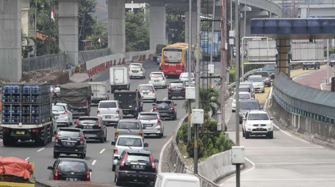 Antrean kemacetan kendaraan yang melintas di ruas jalan tol dalam kota, Jagorawi-Jakarta, Rabu (6/9). 