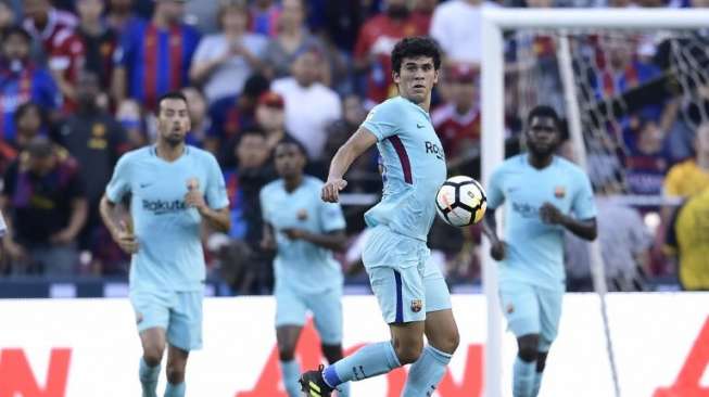 Carles Alena (kedua kanan) mengontrol bola saat menghadapi Manchester United di ICC. Brendan Smialowski / AFP