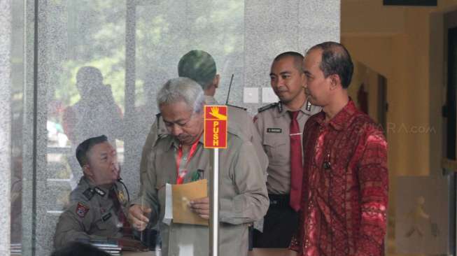 Hakim PN Jakarta Selatan Djoko Indiarto menjalani pemeriksaan di gedung KPK, Jakarta, Jumat (8/9).