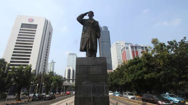 Kendaraan melintas di kawasan Jalan Jenderal Sudirman, Jakarta, Jumat (8/9).