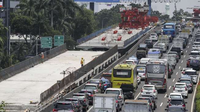 Pekerja menyelesaikan proyek pambangunan flyover Pancoran, Jakarta, Jumat (8/9). 