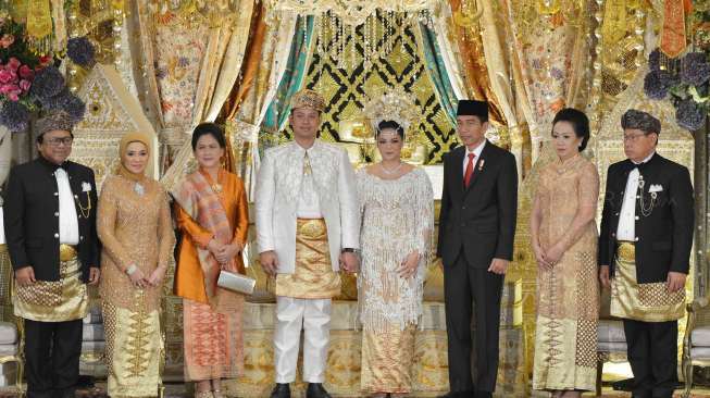 Presiden Joko Widodo menjadi saksi pada prosesi ijab kabul putri Ketua DPD Oesman Sapta Odang, Putri Selaras dengan Danindro Aryadininto di Jakarta, Jumat (8/9).