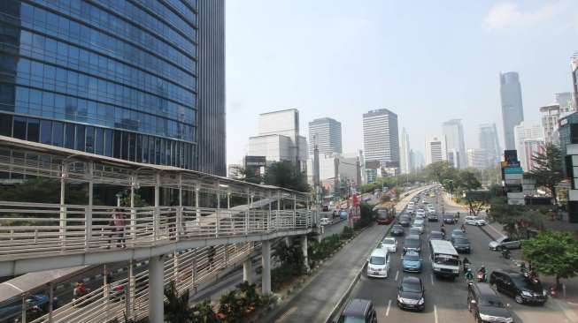 Kendaraan melintas di kawasan Jalan Jenderal Sudirman, Jakarta, Jumat (8/9).