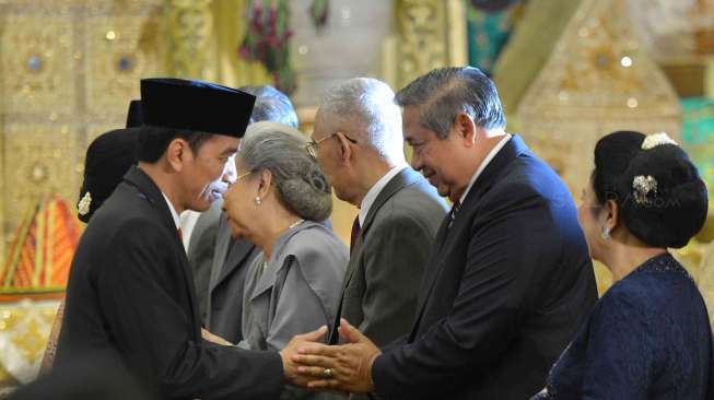 Presiden Joko Widodo menjadi saksi pada prosesi ijab kabul putri Ketua DPD Oesman Sapta Odang, Putri Selaras dengan Danindro Aryadininto di Jakarta, Jumat (8/9).