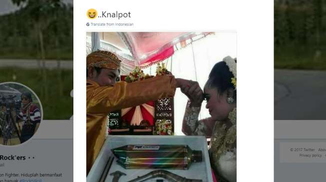 Unik! Lelaki Ini Kasih Mahar Berupa Knalpot dan Lembaran Uang